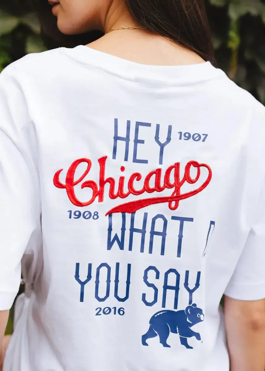 Chicago Cubs X Alice & Wonder Hey Chicago Oversized White Tee Short Sleeve Tees NEW ERA CAP COMPANY INC